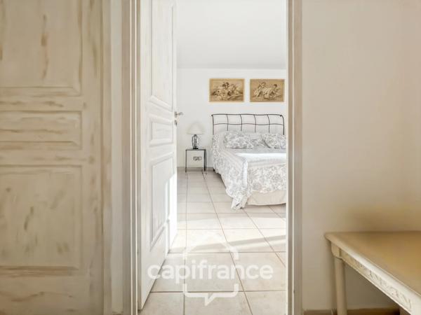 GOLF DE PONT ROYAL bastide au charme lumineux de 140 m2 établie sur un terrain de 657 m2, 4 chambres dont une master, 2 salle de bains, piscine double garage