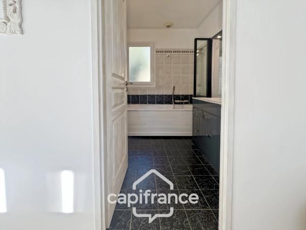 GOLF DE PONT ROYAL bastide au charme lumineux de 140 m2 établie sur un terrain de 657 m2, 4 chambres dont une master, 2 salle de bains, piscine double garage