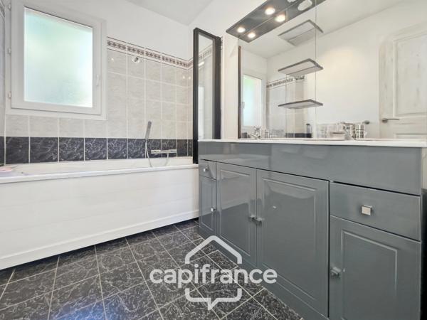 GOLF DE PONT ROYAL bastide au charme lumineux de 140 m2 établie sur un terrain de 657 m2, 4 chambres dont une master, 2 salle de bains, piscine double garage