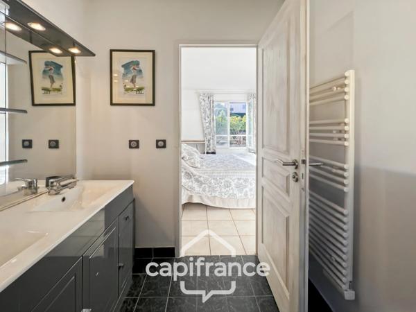 GOLF DE PONT ROYAL bastide au charme lumineux de 140 m2 établie sur un terrain de 657 m2, 4 chambres dont une master, 2 salle de bains, piscine double garage