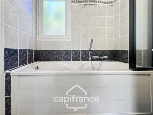 GOLF DE PONT ROYAL bastide au charme lumineux de 140 m2 établie sur un terrain de 657 m2, 4 chambres dont une master, 2 salle de bains, piscine double garage