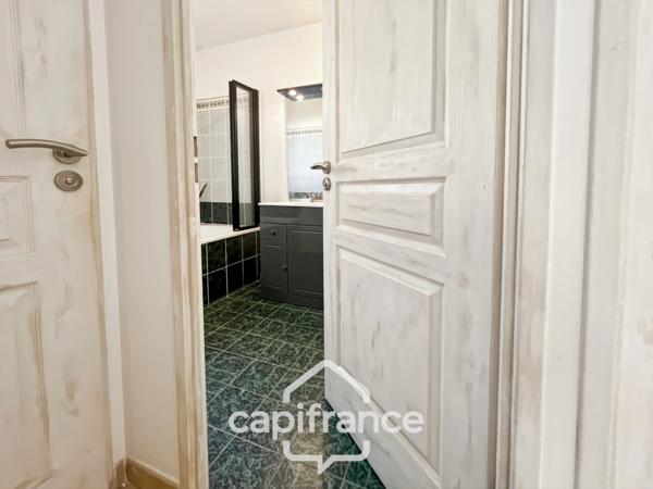 GOLF DE PONT ROYAL bastide au charme lumineux de 140 m2 établie sur un terrain de 657 m2, 4 chambres dont une master, 2 salle de bains, piscine double garage