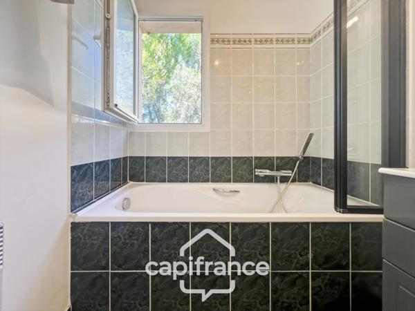 GOLF DE PONT ROYAL bastide au charme lumineux de 140 m2 établie sur un terrain de 657 m2, 4 chambres dont une master, 2 salle de bains, piscine double garage