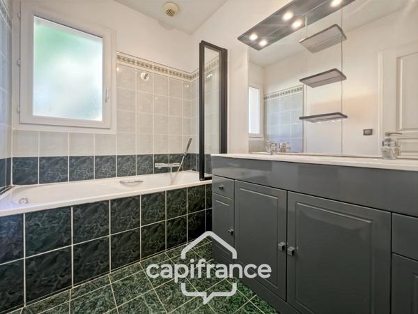 GOLF DE PONT ROYAL bastide au charme lumineux de 140 m2 établie sur un terrain de 657 m2, 4 chambres dont une master, 2 salle de bains, piscine double garage