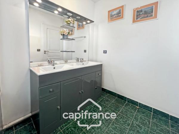 GOLF DE PONT ROYAL bastide au charme lumineux de 140 m2 établie sur un terrain de 657 m2, 4 chambres dont une master, 2 salle de bains, piscine double garage