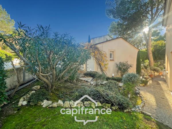 GOLF DE PONT ROYAL bastide au charme lumineux de 140 m2 établie sur un terrain de 657 m2, 4 chambres dont une master, 2 salle de bains, piscine double garage