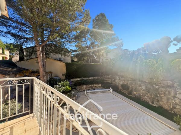 GOLF DE PONT ROYAL bastide au charme lumineux de 140 m2 établie sur un terrain de 657 m2, 4 chambres dont une master, 2 salle de bains, piscine double garage