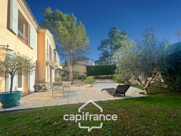 GOLF DE PONT ROYAL bastide au charme lumineux de 140 m2 établie sur un terrain de 657 m2, 4 chambres dont une master, 2 salle de bains, piscine double garage