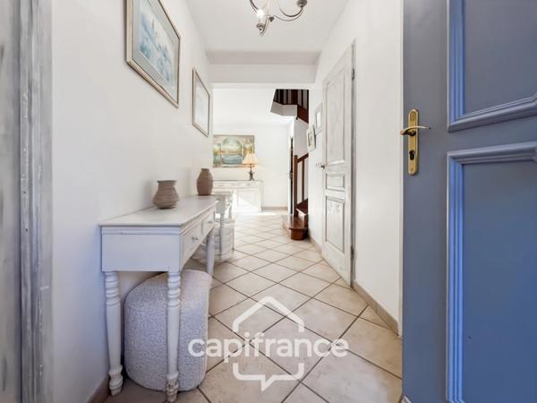 GOLF DE PONT ROYAL bastide au charme lumineux de 140 m2 établie sur un terrain de 657 m2, 4 chambres dont une master, 2 salle de bains, piscine double garage