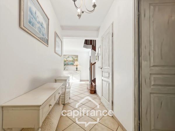 GOLF DE PONT ROYAL bastide au charme lumineux de 140 m2 établie sur un terrain de 657 m2, 4 chambres dont une master, 2 salle de bains, piscine double garage