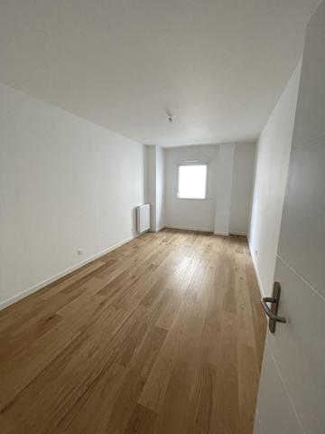 GRAND T5 AVEC TERRASSE/JARDIN ET PARKING - BORDEAUX CENTRE