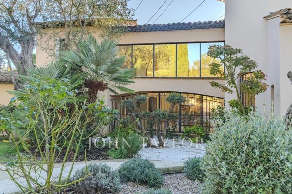Superbe villa rénovée dans l’un des secteurs les plus recherchés de Mougins