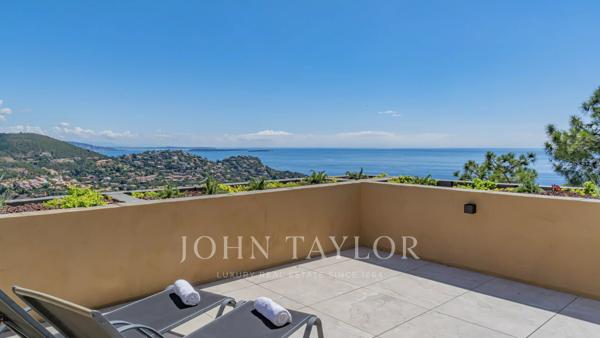 VILLA CONTEMPORAINE EN POSITION DOMINANTE – PANORAMA MER ET ESTÉREL