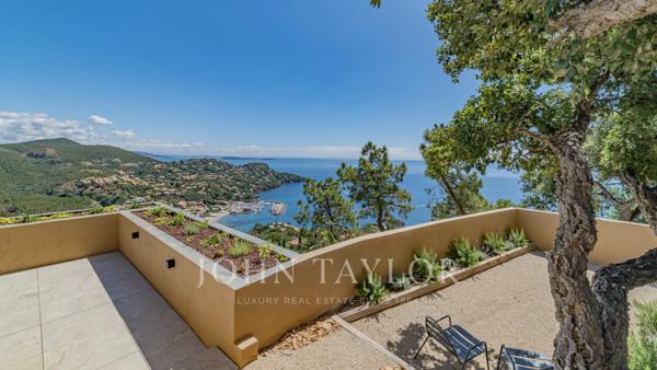VILLA CONTEMPORAINE EN POSITION DOMINANTE – PANORAMA MER ET ESTÉREL