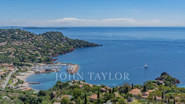 VILLA CONTEMPORAINE EN POSITION DOMINANTE – PANORAMA MER ET ESTÉREL