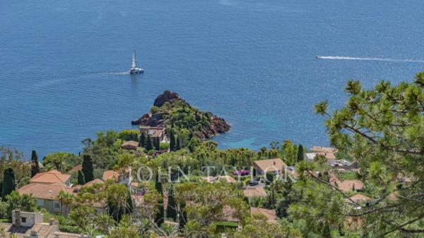 VILLA CONTEMPORAINE EN POSITION DOMINANTE – PANORAMA MER ET ESTÉREL