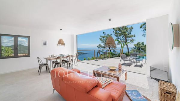 VILLA CONTEMPORAINE EN POSITION DOMINANTE – PANORAMA MER ET ESTÉREL