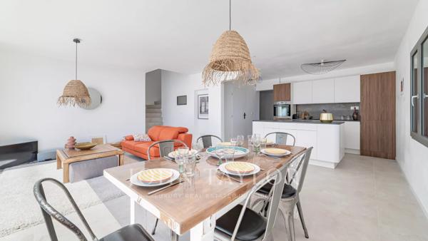 VILLA CONTEMPORAINE EN POSITION DOMINANTE – PANORAMA MER ET ESTÉREL