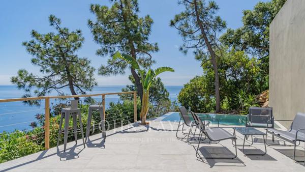 VILLA CONTEMPORAINE EN POSITION DOMINANTE – PANORAMA MER ET ESTÉREL