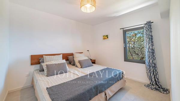VILLA CONTEMPORAINE EN POSITION DOMINANTE – PANORAMA MER ET ESTÉREL