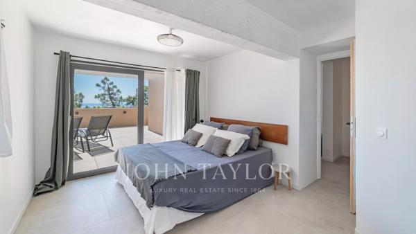 VILLA CONTEMPORAINE EN POSITION DOMINANTE – PANORAMA MER ET ESTÉREL