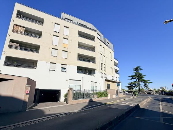 CENTRE-VILLE / 2 places de parking en enfilage en sous-sol d'un immeuble récent
