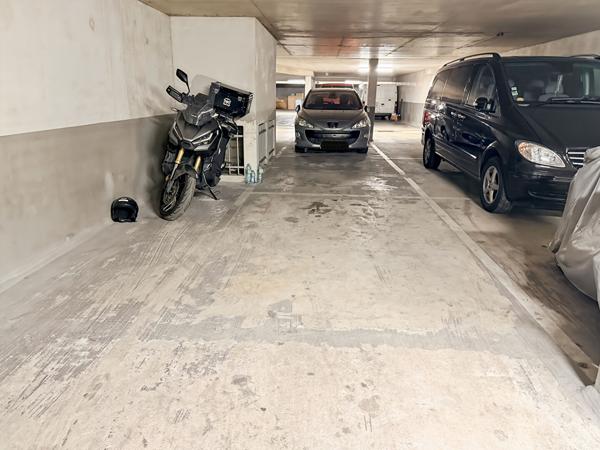 CENTRE-VILLE / 2 places de parking en enfilage en sous-sol d'un immeuble récent
