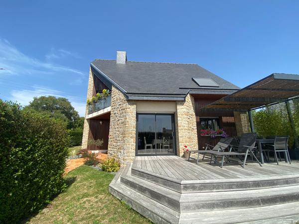 Maison à vendre à Dinan centre - 5 pièces, 3 chambres, jardin quartier calme Dinan