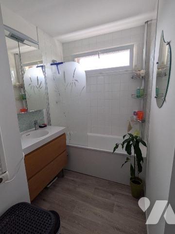 Idéalement situé au coeur de Pont Péan, dans une résidence récente de 2011, ce bel appartement ...