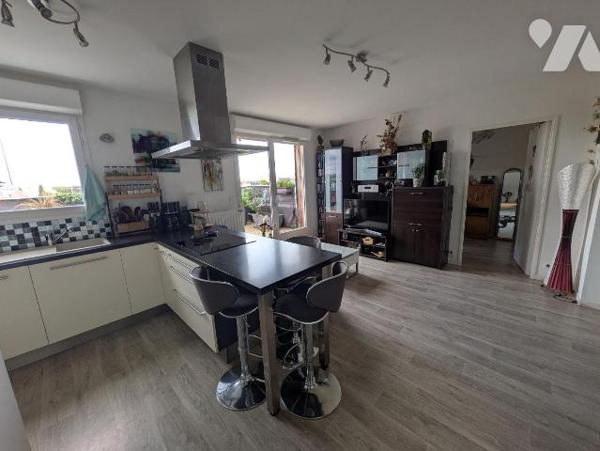Idéalement situé au coeur de Pont Péan, dans une résidence récente de 2011, ce bel appartement ...