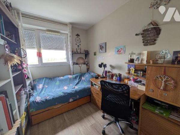 Idéalement situé au coeur de Pont Péan, dans une résidence récente de 2011, ce bel appartement ...