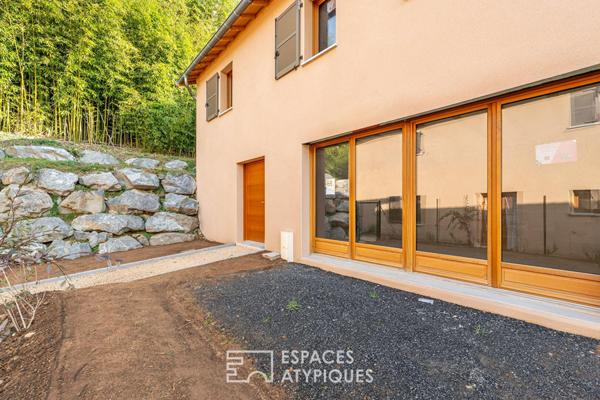 Maison neuve avec jardin et stationnement