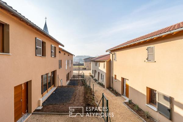 Maison neuve avec jardin et stationnement