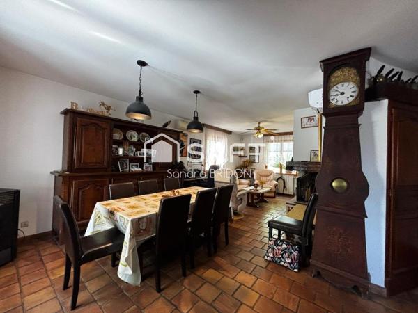 VILLA DE PLAIN PIED AVEC JOLI JARDIN