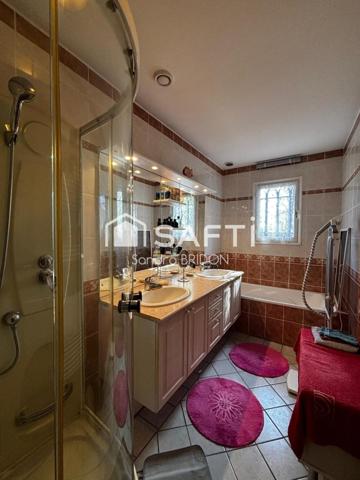 VILLA DE PLAIN PIED AVEC JOLI JARDIN