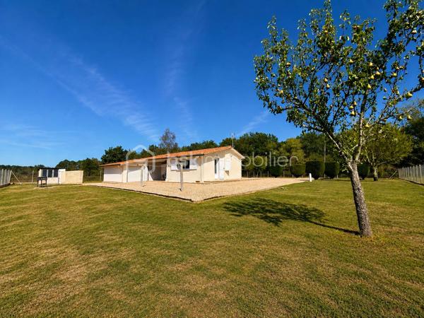 Découvrez cette maison de plain-pied d’environ 100 m², parfaitement entretenue et prête à vous accueillir : ici, vous n’avez plus qu’à poser vos valises !

Elle se compose d’une belle pièce de vie, de trois chambres et offre tout le confort nécessaire au quotidien, avec notamment une climatisation gainable récemment installée. Aucun travaux à prévoir.

À l’extérieur, vous profiterez d’un garage indépendant ainsi que d’un vaste terrain d’environ 11 700 m², dont 3 000 m² entièrement clôturés.

Sans voisin immédiat, cette maison est idéale pour celles et ceux qui recherchent calme, tranquillité et espace, tout en restant à seulement 5 minutes en voiture de toutes les commodités.

Une maison clé en main dans un environnement privilégié, à découvrir rapidement !