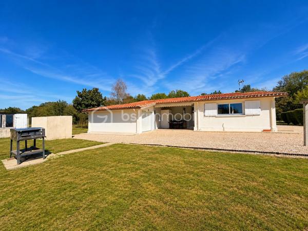 Découvrez cette maison de plain-pied d’environ 100 m², parfaitement entretenue et prête à vous accueillir : ici, vous n’avez plus qu’à poser vos valises !

Elle se compose d’une belle pièce de vie, de trois chambres et offre tout le confort nécessaire au quotidien, avec notamment une climatisation gainable récemment installée. Aucun travaux à prévoir.

À l’extérieur, vous profiterez d’un garage indépendant ainsi que d’un vaste terrain d’environ 11 700 m², dont 3 000 m² entièrement clôturés.

Sans voisin immédiat, cette maison est idéale pour celles et ceux qui recherchent calme, tranquillité et espace, tout en restant à seulement 5 minutes en voiture de toutes les commodités.

Une maison clé en main dans un environnement privilégié, à découvrir rapidement !