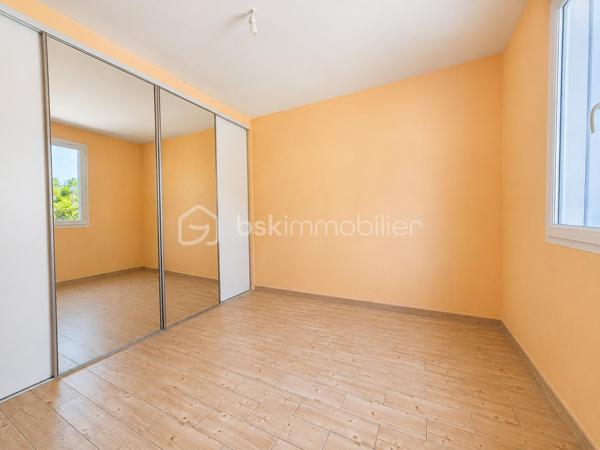 Découvrez cette maison de plain-pied d’environ 100 m², parfaitement entretenue et prête à vous accueillir : ici, vous n’avez plus qu’à poser vos valises !

Elle se compose d’une belle pièce de vie, de trois chambres et offre tout le confort nécessaire au quotidien, avec notamment une climatisation gainable récemment installée. Aucun travaux à prévoir.

À l’extérieur, vous profiterez d’un garage indépendant ainsi que d’un vaste terrain d’environ 11 700 m², dont 3 000 m² entièrement clôturés.

Sans voisin immédiat, cette maison est idéale pour celles et ceux qui recherchent calme, tranquillité et espace, tout en restant à seulement 5 minutes en voiture de toutes les commodités.

Une maison clé en main dans un environnement privilégié, à découvrir rapidement !