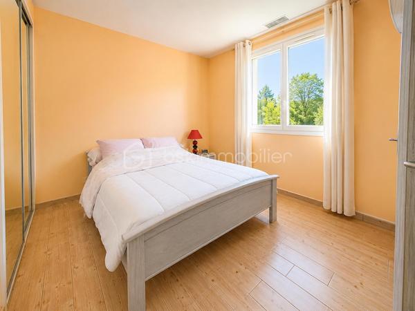 Découvrez cette maison de plain-pied d’environ 100 m², parfaitement entretenue et prête à vous accueillir : ici, vous n’avez plus qu’à poser vos valises !

Elle se compose d’une belle pièce de vie, de trois chambres et offre tout le confort nécessaire au quotidien, avec notamment une climatisation gainable récemment installée. Aucun travaux à prévoir.

À l’extérieur, vous profiterez d’un garage indépendant ainsi que d’un vaste terrain d’environ 11 700 m², dont 3 000 m² entièrement clôturés.

Sans voisin immédiat, cette maison est idéale pour celles et ceux qui recherchent calme, tranquillité et espace, tout en restant à seulement 5 minutes en voiture de toutes les commodités.

Une maison clé en main dans un environnement privilégié, à découvrir rapidement !