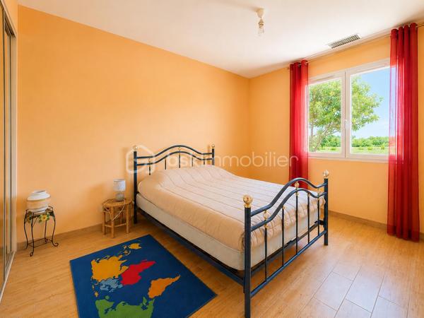 Découvrez cette maison de plain-pied d’environ 100 m², parfaitement entretenue et prête à vous accueillir : ici, vous n’avez plus qu’à poser vos valises !

Elle se compose d’une belle pièce de vie, de trois chambres et offre tout le confort nécessaire au quotidien, avec notamment une climatisation gainable récemment installée. Aucun travaux à prévoir.

À l’extérieur, vous profiterez d’un garage indépendant ainsi que d’un vaste terrain d’environ 11 700 m², dont 3 000 m² entièrement clôturés.

Sans voisin immédiat, cette maison est idéale pour celles et ceux qui recherchent calme, tranquillité et espace, tout en restant à seulement 5 minutes en voiture de toutes les commodités.

Une maison clé en main dans un environnement privilégié, à découvrir rapidement !