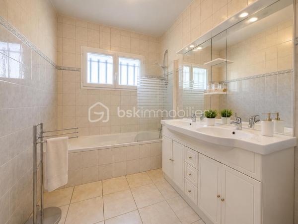 Découvrez cette maison de plain-pied d’environ 100 m², parfaitement entretenue et prête à vous accueillir : ici, vous n’avez plus qu’à poser vos valises !

Elle se compose d’une belle pièce de vie, de trois chambres et offre tout le confort nécessaire au quotidien, avec notamment une climatisation gainable récemment installée. Aucun travaux à prévoir.

À l’extérieur, vous profiterez d’un garage indépendant ainsi que d’un vaste terrain d’environ 11 700 m², dont 3 000 m² entièrement clôturés.

Sans voisin immédiat, cette maison est idéale pour celles et ceux qui recherchent calme, tranquillité et espace, tout en restant à seulement 5 minutes en voiture de toutes les commodités.

Une maison clé en main dans un environnement privilégié, à découvrir rapidement !