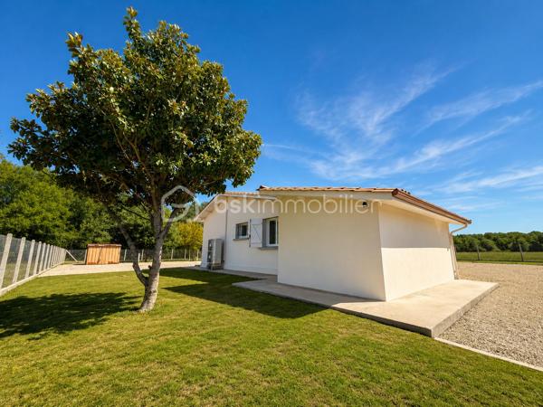 Découvrez cette maison de plain-pied d’environ 100 m², parfaitement entretenue et prête à vous accueillir : ici, vous n’avez plus qu’à poser vos valises !

Elle se compose d’une belle pièce de vie, de trois chambres et offre tout le confort nécessaire au quotidien, avec notamment une climatisation gainable récemment installée. Aucun travaux à prévoir.

À l’extérieur, vous profiterez d’un garage indépendant ainsi que d’un vaste terrain d’environ 11 700 m², dont 3 000 m² entièrement clôturés.

Sans voisin immédiat, cette maison est idéale pour celles et ceux qui recherchent calme, tranquillité et espace, tout en restant à seulement 5 minutes en voiture de toutes les commodités.

Une maison clé en main dans un environnement privilégié, à découvrir rapidement !