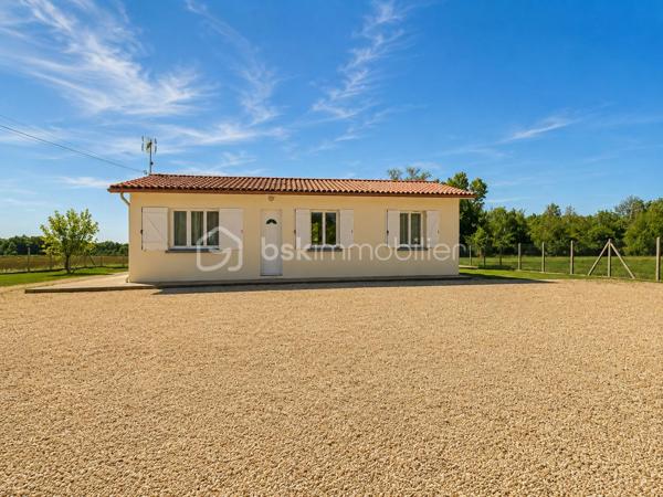 Découvrez cette maison de plain-pied d’environ 100 m², parfaitement entretenue et prête à vous accueillir : ici, vous n’avez plus qu’à poser vos valises !

Elle se compose d’une belle pièce de vie, de trois chambres et offre tout le confort nécessaire au quotidien, avec notamment une climatisation gainable récemment installée. Aucun travaux à prévoir.

À l’extérieur, vous profiterez d’un garage indépendant ainsi que d’un vaste terrain d’environ 11 700 m², dont 3 000 m² entièrement clôturés.

Sans voisin immédiat, cette maison est idéale pour celles et ceux qui recherchent calme, tranquillité et espace, tout en restant à seulement 5 minutes en voiture de toutes les commodités.

Une maison clé en main dans un environnement privilégié, à découvrir rapidement !
