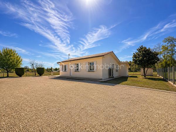 Découvrez cette maison de plain-pied d’environ 100 m², parfaitement entretenue et prête à vous accueillir : ici, vous n’avez plus qu’à poser vos valises !

Elle se compose d’une belle pièce de vie, de trois chambres et offre tout le confort nécessaire au quotidien, avec notamment une climatisation gainable récemment installée. Aucun travaux à prévoir.

À l’extérieur, vous profiterez d’un garage indépendant ainsi que d’un vaste terrain d’environ 11 700 m², dont 3 000 m² entièrement clôturés.

Sans voisin immédiat, cette maison est idéale pour celles et ceux qui recherchent calme, tranquillité et espace, tout en restant à seulement 5 minutes en voiture de toutes les commodités.

Une maison clé en main dans un environnement privilégié, à découvrir rapidement !