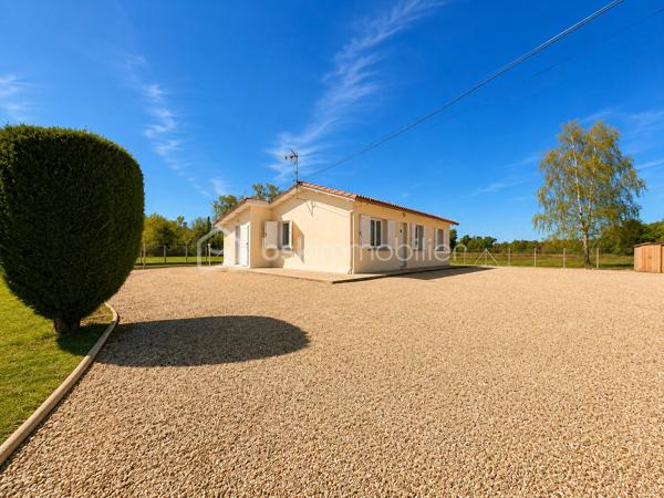 Découvrez cette maison de plain-pied d’environ 100 m², parfaitement entretenue et prête à vous accueillir : ici, vous n’avez plus qu’à poser vos valises !

Elle se compose d’une belle pièce de vie, de trois chambres et offre tout le confort nécessaire au quotidien, avec notamment une climatisation gainable récemment installée. Aucun travaux à prévoir.

À l’extérieur, vous profiterez d’un garage indépendant ainsi que d’un vaste terrain d’environ 11 700 m², dont 3 000 m² entièrement clôturés.

Sans voisin immédiat, cette maison est idéale pour celles et ceux qui recherchent calme, tranquillité et espace, tout en restant à seulement 5 minutes en voiture de toutes les commodités.

Une maison clé en main dans un environnement privilégié, à découvrir rapidement !