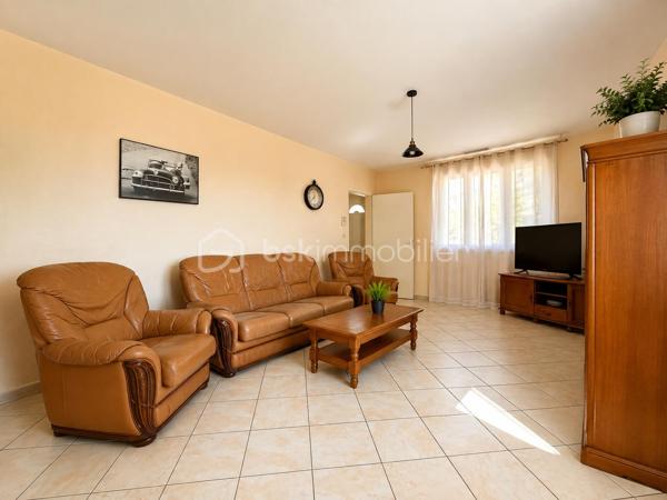 Découvrez cette maison de plain-pied d’environ 100 m², parfaitement entretenue et prête à vous accueillir : ici, vous n’avez plus qu’à poser vos valises !

Elle se compose d’une belle pièce de vie, de trois chambres et offre tout le confort nécessaire au quotidien, avec notamment une climatisation gainable récemment installée. Aucun travaux à prévoir.

À l’extérieur, vous profiterez d’un garage indépendant ainsi que d’un vaste terrain d’environ 11 700 m², dont 3 000 m² entièrement clôturés.

Sans voisin immédiat, cette maison est idéale pour celles et ceux qui recherchent calme, tranquillité et espace, tout en restant à seulement 5 minutes en voiture de toutes les commodités.

Une maison clé en main dans un environnement privilégié, à découvrir rapidement !