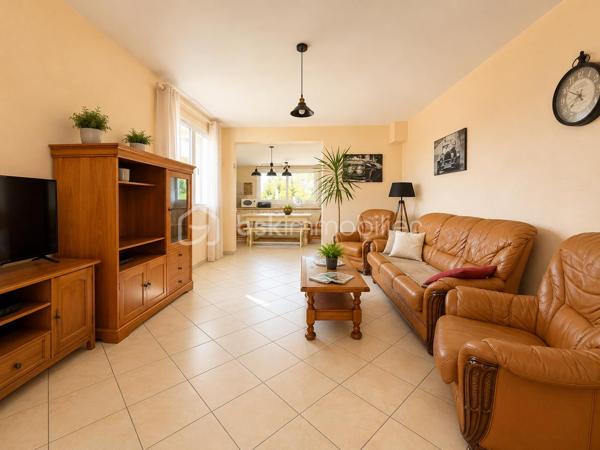 Découvrez cette maison de plain-pied d’environ 100 m², parfaitement entretenue et prête à vous accueillir : ici, vous n’avez plus qu’à poser vos valises !

Elle se compose d’une belle pièce de vie, de trois chambres et offre tout le confort nécessaire au quotidien, avec notamment une climatisation gainable récemment installée. Aucun travaux à prévoir.

À l’extérieur, vous profiterez d’un garage indépendant ainsi que d’un vaste terrain d’environ 11 700 m², dont 3 000 m² entièrement clôturés.

Sans voisin immédiat, cette maison est idéale pour celles et ceux qui recherchent calme, tranquillité et espace, tout en restant à seulement 5 minutes en voiture de toutes les commodités.

Une maison clé en main dans un environnement privilégié, à découvrir rapidement !