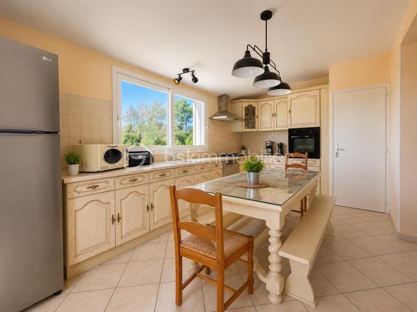 Découvrez cette maison de plain-pied d’environ 100 m², parfaitement entretenue et prête à vous accueillir : ici, vous n’avez plus qu’à poser vos valises !

Elle se compose d’une belle pièce de vie, de trois chambres et offre tout le confort nécessaire au quotidien, avec notamment une climatisation gainable récemment installée. Aucun travaux à prévoir.

À l’extérieur, vous profiterez d’un garage indépendant ainsi que d’un vaste terrain d’environ 11 700 m², dont 3 000 m² entièrement clôturés.

Sans voisin immédiat, cette maison est idéale pour celles et ceux qui recherchent calme, tranquillité et espace, tout en restant à seulement 5 minutes en voiture de toutes les commodités.

Une maison clé en main dans un environnement privilégié, à découvrir rapidement !