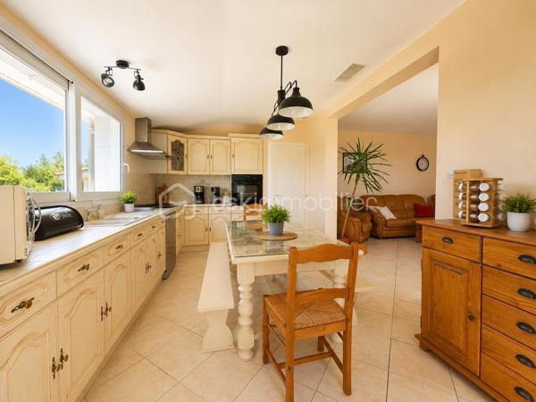 Découvrez cette maison de plain-pied d’environ 100 m², parfaitement entretenue et prête à vous accueillir : ici, vous n’avez plus qu’à poser vos valises !

Elle se compose d’une belle pièce de vie, de trois chambres et offre tout le confort nécessaire au quotidien, avec notamment une climatisation gainable récemment installée. Aucun travaux à prévoir.

À l’extérieur, vous profiterez d’un garage indépendant ainsi que d’un vaste terrain d’environ 11 700 m², dont 3 000 m² entièrement clôturés.

Sans voisin immédiat, cette maison est idéale pour celles et ceux qui recherchent calme, tranquillité et espace, tout en restant à seulement 5 minutes en voiture de toutes les commodités.

Une maison clé en main dans un environnement privilégié, à découvrir rapidement !