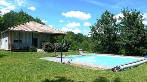 Maison en bois avec piscine